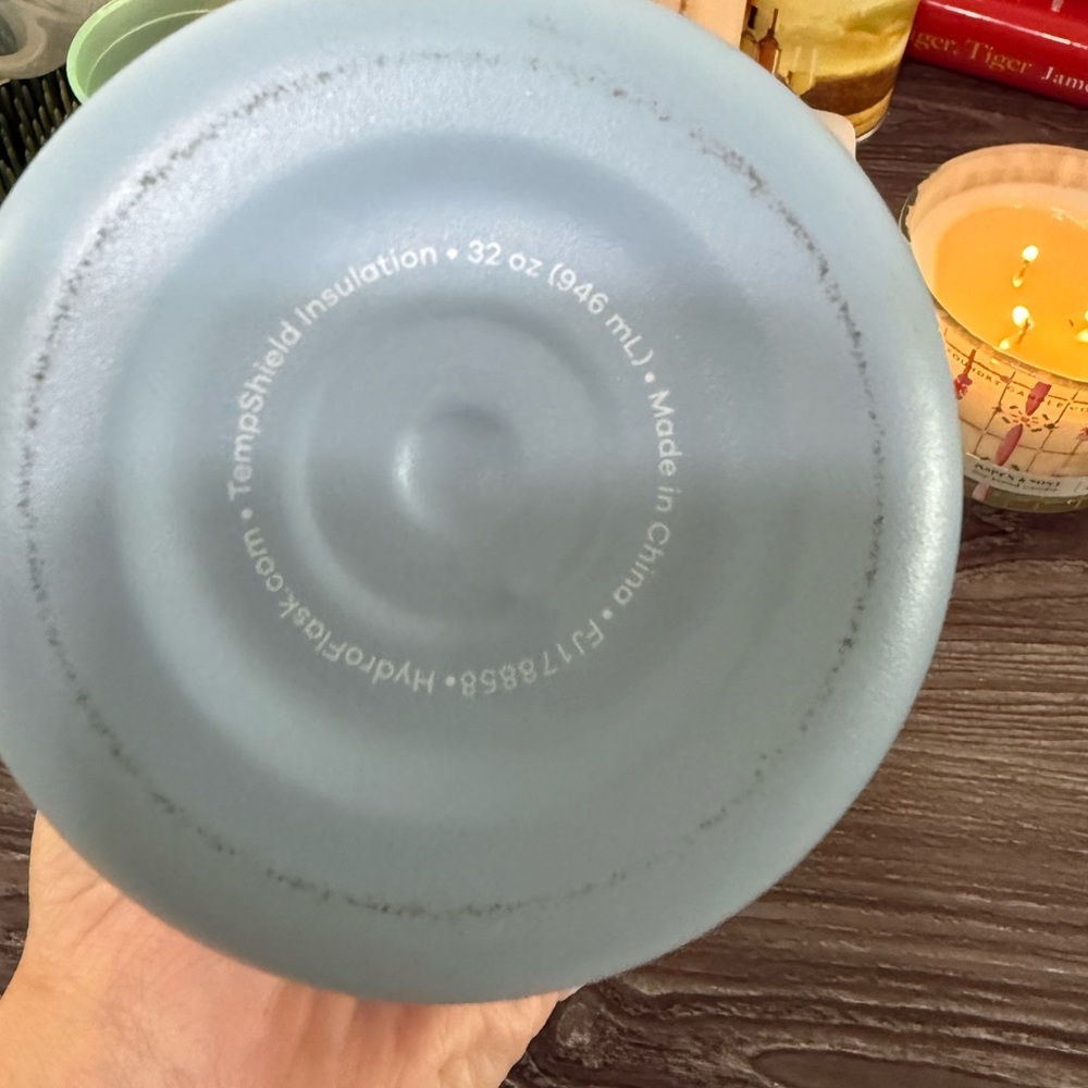 Hydro Flask Sky Blue Bottle with Black Lid - Picture 4 of 9